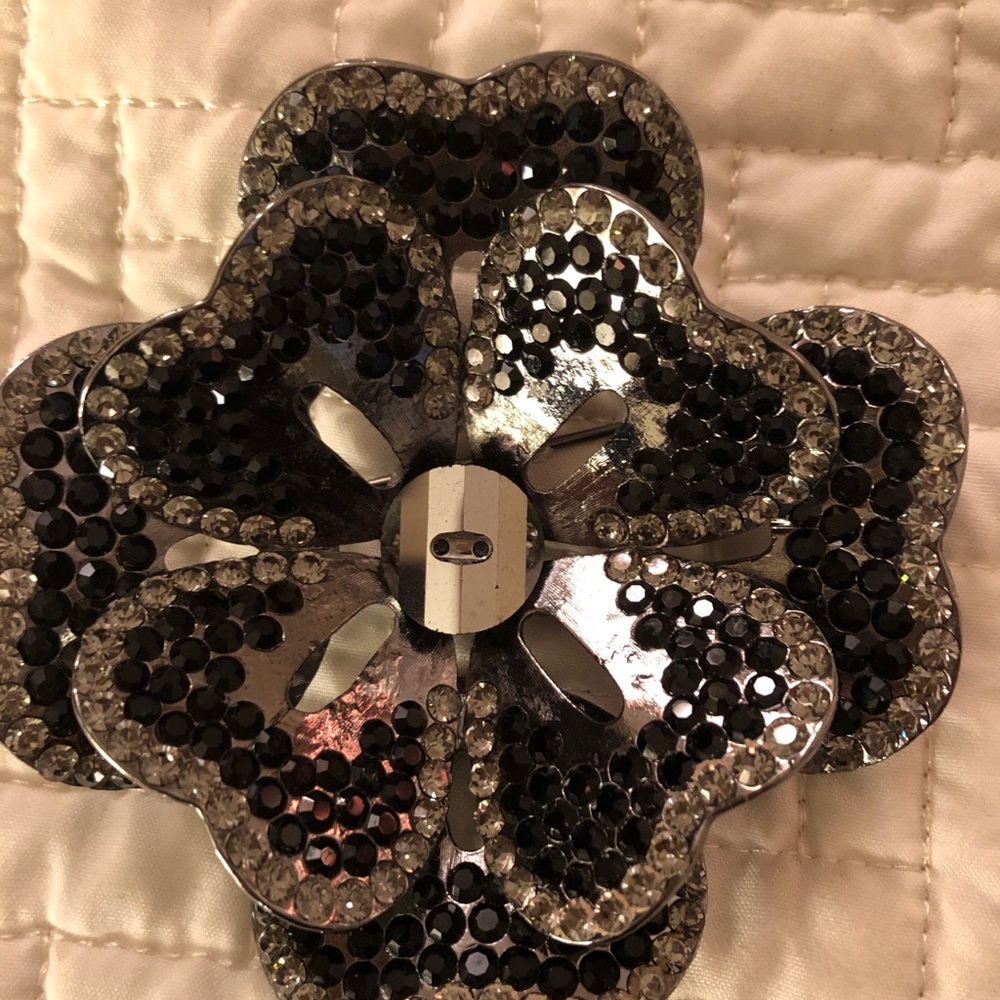 Shay pendant or brooch